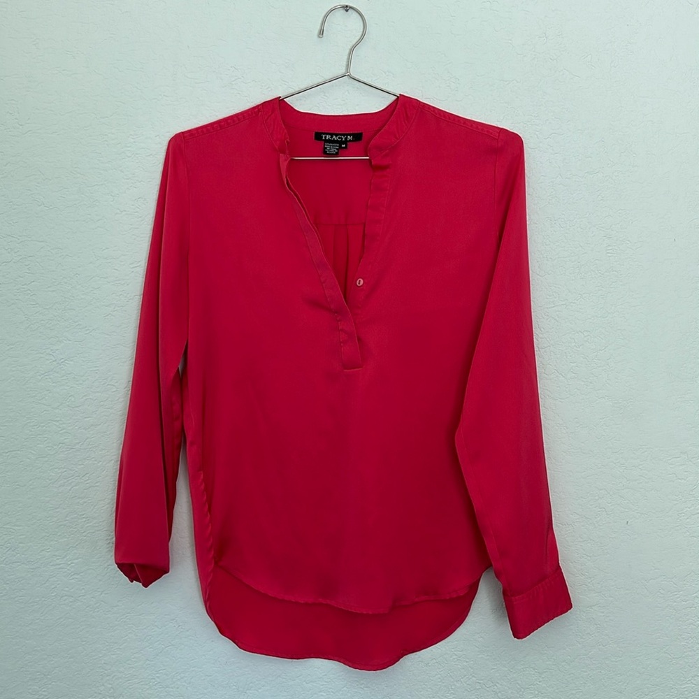 Red Blouse TACY M, size medium.  great office blouse. ❤️🌹
